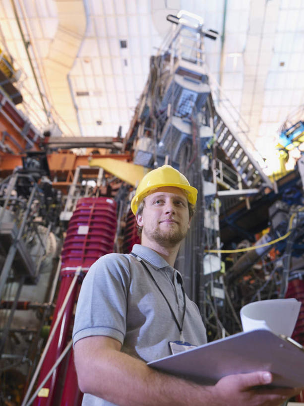 西方人,一个人,科学家,栏杆,站,竖图,室内,白天,仰视,工作服,制服,机器,摆设,帽子,欧洲,欧洲人,仅一个男性,仅一个人,握,阴影,电力,反射,电线,头盔,线,影子,围栏,电能,拿,线路,拿着,注视,设备,标识,吊牌,护栏,仅一个年轻男性,黄色,灰色,安全帽,胸牌,观察,看,站着,机械,发电厂,发电站,握着,观看,电,电源,电源线,核电站,核能,察看,徽章,科研人员,关注,研究者,身份,记录板,能量,装备,记事板,胸章,胸卡,科学研究者,编号牌,雕刻牌,工号牌,胸号牌,胸徽,员工牌,工作制服,设置,核电厂,男人,男性,年轻男性,白种人,科学工作者,站立,半身,彩图,低角度拍摄,工作套服