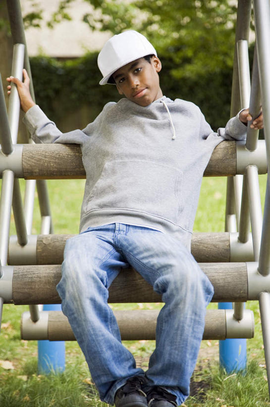 西方人,儿童,一个人,坐,竖图,室外,白天,正面,纯洁,草地,草坪,树林,植物,帽子,椅子,欧洲,非洲,黑人,欧洲人,仅一个男性,仅一个人,握,阴影,服装,裤子,光线,棒球帽,影子,木椅,拿,拿着,注视,牛仔裤,休闲装,草,树,树木,小孩,衣服,蓝色,绿色,灰色,阳光,自然,观察,看,仅一个小孩,休闲,休闲服,可爱,童年,童趣,握着,服饰,生长,成长,观看,察看,关注,童真,烂漫,无邪,天真,男孩,男人,男性,非洲人,孩子,坐着,彩图,全身,男生