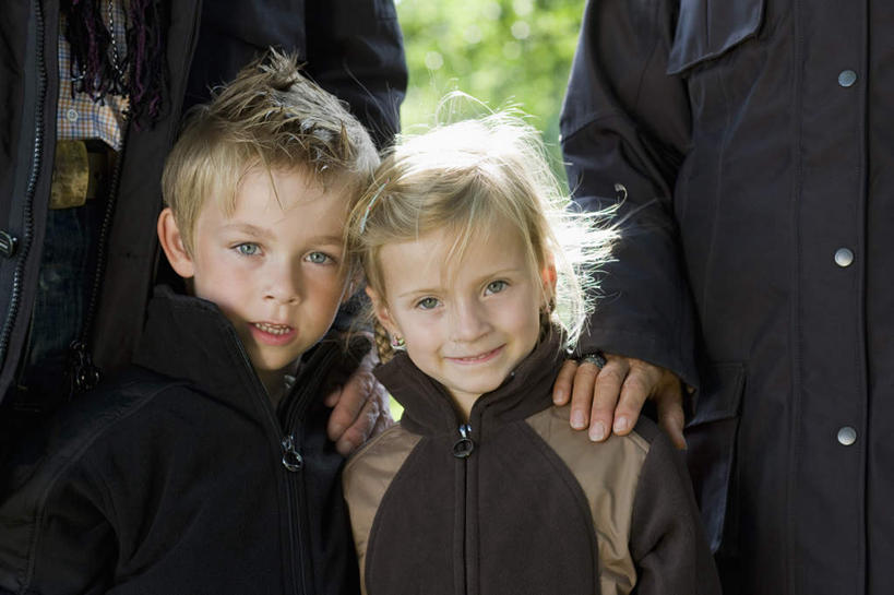 西方人,儿童,中年人,四个人,家庭,夫妻,母亲,父亲,女儿,儿子,站,笑,微笑,露齿笑,横图,室外,白天,正面,爱情,纯洁,树林,植物,欧洲,欧洲人,阴影,服装,朦胧,模糊,装饰,光线,影子,浪漫,注视,休闲装,树,树木,小孩,衣服,绿色,黑色,阳光,自然,围巾,观察,看,站着,休闲,温暖,温馨,父女,父子,母女,母子,一家人,休闲服,恩爱,父爱,可爱,母爱,童年,童趣,搭,恋人,服饰,生长,成长,围脖,观看,保暖,华丽,点缀,和睦,察看,御寒,搭着,关注,童真,烂漫,无邪,衬托,美观,雅致,雅观,天真,男孩,男人,男性,女孩,女人,女性,中年男性,中年女性,白种人,孩子,夫妇,情侣,站立,半身,彩图,伴侣,融洽,男生