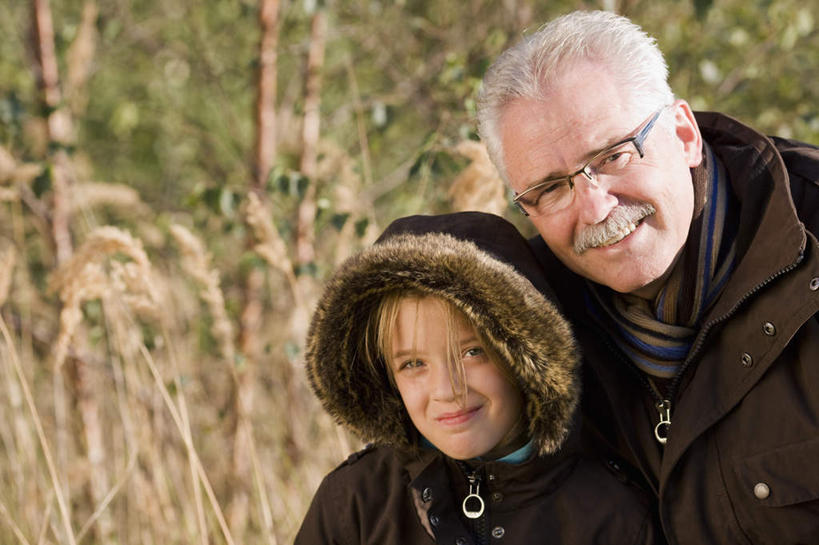 西方人,儿童,老年人,两个人,家庭,祖父,站,抱,笑,微笑,露齿笑,横图,室外,白天,正面,纯洁,植物,欧洲,欧洲人,阴影,服装,枯萎,装饰,光线,眼镜,影子,棕色,枯草,注视,休闲装,草,小孩,衣服,黄色,阳光,围巾,观察,看,站着,休闲,温暖,温馨,一家人,休闲服,连帽衫,可爱,童年,童趣,服饰,爷爷,围脖,抱着,观看,祖孙,老花镜,保暖,华丽,点缀,和睦,察看,搂着,御寒,关注,帽衫,童真,烂漫,无邪,外孙女,外公,外祖父,衬托,美观,雅致,雅观,远视眼镜,天真,老年男性,男人,男性,女孩,白种人,孩子,孙女,怀抱,搂,搂抱,相抱,拥抱,站立,半身,彩图,融洽,女生