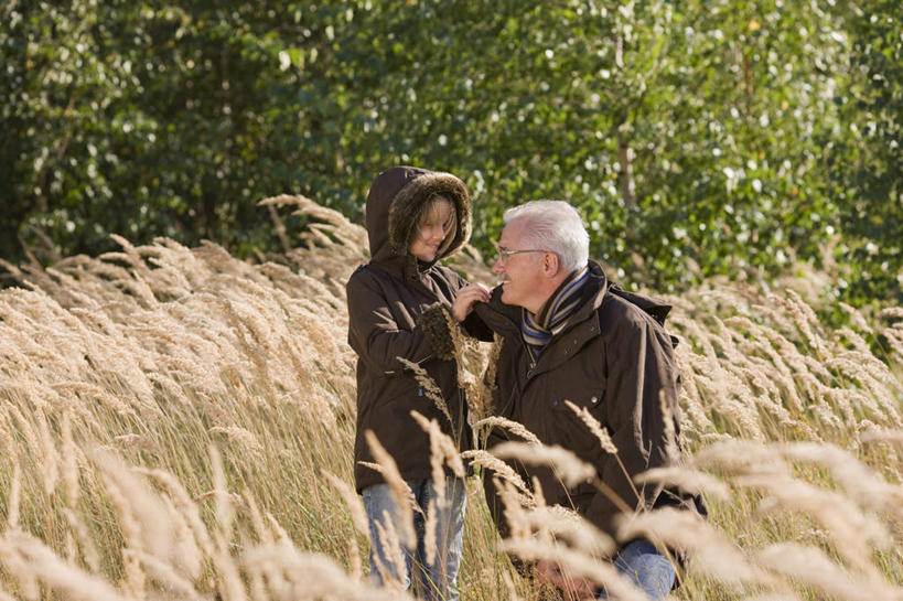 西方人,儿童,老年人,两个人,家庭,祖父,站,跪,横图,室外,白天,正面,纯洁,树林,植物,欧洲,欧洲人,握,阴影,服装,枯萎,光线,眼镜,影子,棕色,枯草,拿,拿着,休闲装,相视,草,树,树木,小孩,衣服,黄色,绿色,阳光,自然,站着,休闲,温暖,温馨,一家人,面对面,休闲服,连帽衫,可爱,童年,童趣,握着,服饰,生长,爷爷,成长,祖孙,老花镜,对视,和睦,互视,相对,帽衫,童真,烂漫,无邪,外孙女,外公,外祖父,相看,远视眼镜,天真,老年男性,男人,男性,女孩,白种人,孩子,孙女,跪着,站立,半身,彩图,融洽,女生