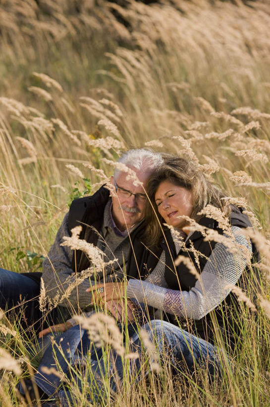 西方人,老年人,两个人,家庭,夫妻,坐,握手,抱,竖图,室外,白天,正面,毛衣,爱情,植物,欧洲,欧洲人,阴影,枯萎,光线,眼镜,影子,枯草,浪漫,注视,草,黄色,阳光,观察,看,温暖,温馨,一家人,恩爱,恋人,抱着,观看,老花镜,和睦,察看,搂着,关注,线衫,远视眼镜,老年男性,男人,男性,女人,女性,中年女性,白种人,夫妇,情侣,搀手,怀抱,拉手,搂,搂抱,手搀手,手拉手,手牵手,手握手,相抱,拥抱,坐着,半身,彩图,绒衣,套衫,套头毛衣,线衣,伴侣,融洽