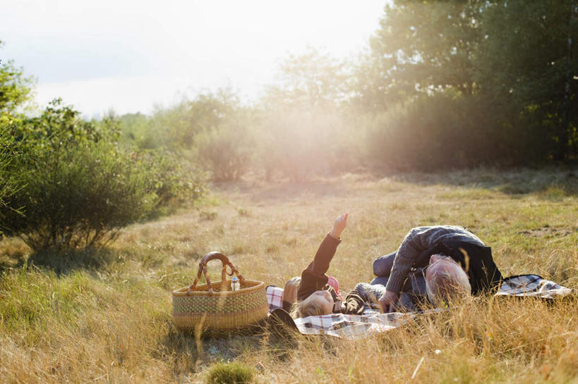 西方人,儿童,老年人,两个人,家庭,祖父,躺,举,交叉,横图,俯视,室外,白天,纯洁,草地,草坪,树林,植物,竹子,纺织品,欧洲,欧洲人,指,阴影,竹制,服装,朦胧,模糊,装饰,编织,光线,篮子,毛毯,毯子,影子,注视,指点,休闲装,草,树,树木,纺织,小孩,衣服,蓝色,绿色,蓝天,天空,阳光,自然,竹篮,垫子,天,观察,看,托,休闲,温暖,温馨,一家人,休闲服,可爱,童年,童趣,服饰,生长,晴朗,爷爷,成长,观看,祖孙,竹条,华丽,修饰,交织,点缀,和睦,察看,竹制品,指向,关注,童真,烂漫,无邪,外孙女,外公,外祖父,万里无云,衬托,美观,雅致,雅观,穿插,卧着,天真,老年男性,男人,男性,女孩,白种人,孩子,孙女,晴空,晴空万里,举起,举手,举着,躺着,卧,向上举,向上伸,向上托,彩图,高角度拍摄,全身,融洽,女生