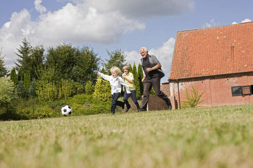 西方人,儿童,老年人,三个人,家庭,祖父,家,跑,举,横图,室外,白天,仰视,锻炼,旅游,度假,纯洁,运动,足球,草地,草坪,树林,植物,欧洲,欧洲人,指,阴影,服装,朦胧,模糊,光线,影子,房屋,屋子,云,云朵,足球装备,云彩,注视,指点,休闲装,娱乐,运动器械,楼房,住宅,草,树,树木,一个,小孩,衣服,蓝色,绿色,白云,蓝天,天空,阳光,自然,天,观察,看,托,享受,休闲,温暖,温馨,一家人,休闲服,健身器械,放松,可爱,童年,童趣,服饰,生长,晴朗,爷爷,单个,成长,观看,祖孙,和睦,察看,指向,关注,室外运动,健身器材,户外运动,童真,烂漫,无邪,外公,外祖父,外孙,外孙子,蹴鞠,体育,天真,足球运动,老年男性,男孩,男人,男性,白种人,孩子,孙子,晴空,举起,举手,举着,跑步,向上举,向上伸,向上托,彩图,低角度拍摄,全身,健身,房子,融洽,运动器材,男生