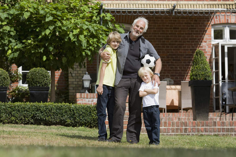 西方人,儿童,老年人,三个人,家庭,祖父,家,站,抱,笑,双手交叉,微笑,露齿笑,横图,室外,白天,仰视,锻炼,旅游,度假,纯洁,运动,足球,草地,草坪,植物,窗户,欧洲,欧洲人,阴影,服装,光线,影子,房屋,屋子,足球装备,注视,休闲装,娱乐,运动器械,楼房,玻璃窗,住宅,草,树,树木,一个,小孩,衣服,黄色,绿色,白色,灰色,阳光,自然,看,站着,享受,休闲,温暖,温馨,一家人,休闲服,健身器械,放松,可爱,童年,童趣,服饰,生长,爷爷,单个,成长,抱着,祖孙,和睦,双手抱胸,搂着,关注,室外运动,健身器材,户外运动,童真,烂漫,无邪,外公,外祖父,外孙,外孙子,蹴鞠,天真,足球运动,老年男性,男孩,男人,男性,白种人,孩子,孙子,怀抱,搂,搂抱,相抱,拥抱,站立,彩图,低角度拍摄,全身,健身,房子,融洽,运动器材,男生