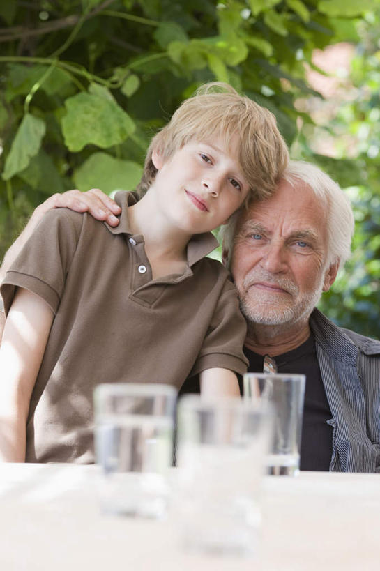 西方人,儿童,老年人,两个人,家庭,祖父,站,坐,笑,微笑,竖图,室外,白天,正面,纯洁,树林,植物,餐桌,桌子,杯子,欧洲,欧洲人,阴影,服装,光线,影子,棕色,注视,休闲装,玻璃制品,树,树木,小孩,衣服,绿色,灰色,阳光,自然,水杯,观察,看,靠,靠着,倚靠,站着,休闲,温暖,温馨,一家人,休闲服,可爱,童年,童趣,搭,服饰,生长,爷爷,成长,餐台,观看,祖孙,和睦,察看,倚着,搭着,关注,童真,烂漫,无邪,外公,外祖父,外孙,外孙子,天真,老年男性,男孩,男人,男性,白种人,孩子,孙子,玻璃杯,站立,坐着,半身,彩图,融洽,男生