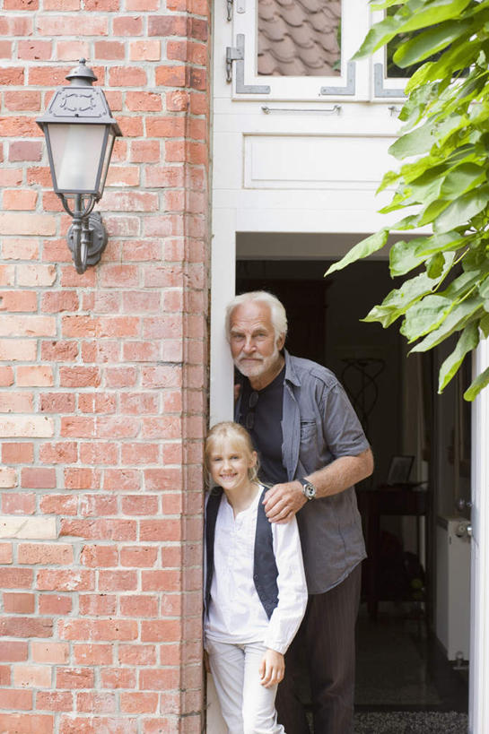 西方人,儿童,老年人,两个人,家庭,祖父,站,笑,微笑,竖图,室外,白天,正面,纯洁,植物,门,路灯,照明,欧洲,欧洲人,阴影,服装,光线,影子,墙,灯光,注视,休闲装,墙壁,墙面,灯,树,树木,小孩,衣服,绿色,白色,灰色,阳光,自然,门框,观察,看,靠,靠着,倚靠,站着,休闲,温暖,温馨,一家人,休闲服,可爱,童年,童趣,搭,服饰,生长,爷爷,成长,观看,祖孙,照亮,和睦,察看,倚着,照明设备,搭着,关注,童真,烂漫,无邪,外孙女,外公,外祖父,天真,老年男性,男人,男性,女孩,白种人,孩子,孙女,站立,半身,彩图,融洽,女生