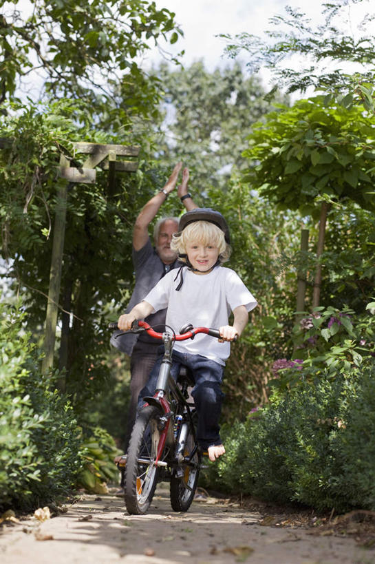 西方人,儿童,老年人,两个人,家庭,祖父,站,坐,举,竖图,室外,白天,仰视,锻炼,旅游,度假,纯洁,运动,草地,草坪,树林,植物,道路,路,自行车,帽子,欧洲,欧洲人,一辆,握,阴影,服装,光线,头盔,影子,小路,交通,拿,拿着,注视,休闲装,娱乐,车,脚踏车,草,树,树木,小孩,骑,衣服,绿色,白色,灰色,阳光,自然,安全帽,交通工具,观察,看,托,站着,享受,休闲,温暖,温馨,一家人,休闲服,放松,可爱,童年,童趣,握着,服饰,生长,爷爷,成长,观看,祖孙,和睦,察看,关注,载具,室外运动,儿童车,户外运动,童真,烂漫,无邪,外公,外祖父,外孙,外孙子,儿童自行车,天真,老年男性,男孩,男人,男性,白种人,孩子,孙子,举起,举手,举着,向上举,向上伸,向上托,站立,坐着,彩图,低角度拍摄,全身,健身,融洽,男生