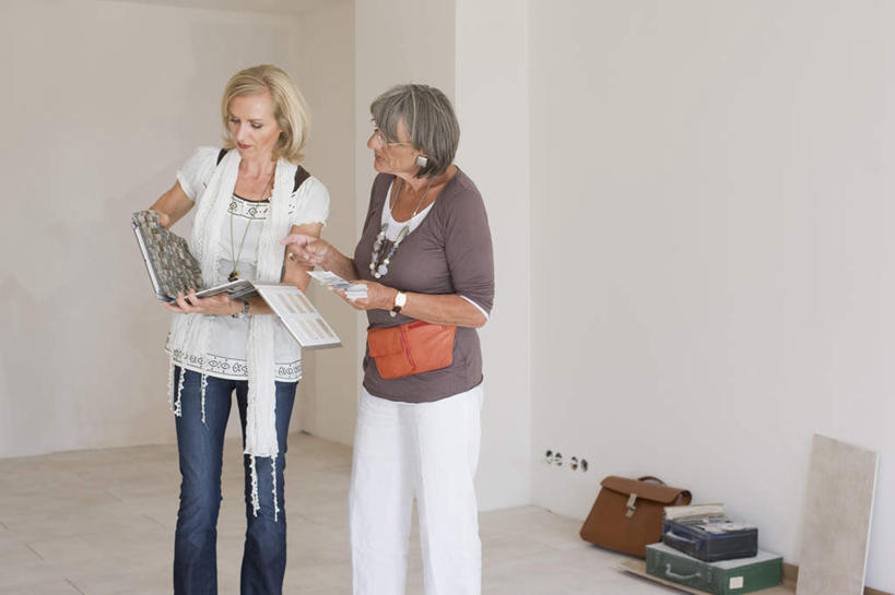 西方人,两个人,同事,商务人士,设计师,商务女性,站,举,横图,室内,白天,正面,成功,合作,团队,集体,信心,鼠标,键盘,欧洲,欧洲人,握,阴影,套装,装饰,时间,反射,包,公文包,时钟,手表,影子,墙,记事本,拿,计时,拿着,注视,输入设备,通讯设备,队伍,墙壁,墙面,装饰品,白色,本子,笔记本,耳环,容器,饰品,首饰,围巾,箱子,钟表,观察,看,托,站着,温暖,工具箱,表,握着,公事包,围脖,观看,储藏,保暖,华丽,腕表,点缀,察看,领导,御寒,成就,储存,关注,通信设备,商务装,合伙,领袖,工薪阶层,衬托,美观,雅致,雅观,耳饰,老年女性,女人,女性,中年女性,白种人,白领,美术设计员,上班族,设计,设计家,设计者,钟,举起,举手,举着,向上举,向上伸,向上托,站立,半身,彩图,贮存