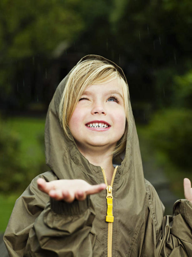 西方人,儿童,一个人,站,举,笑,微笑,露齿笑,竖图,室外,白天,正面,纯洁,树林,植物,欧洲,欧洲人,仅一个女性,仅一个人,握,阴影,朦胧,模糊,光线,影子,拿,拿着,注视,树,树木,小孩,绿色,阳光,自然,观察,看,托,站着,仅一个小孩,可爱,童年,童趣,握着,生长,成长,观看,保暖,细雨,察看,防寒,御寒,关注,雨衣,童真,透气,烂漫,无邪,防水,冲锋服,冲锋衣,防潮,户外用品,天真,女孩,女人,女性,白种人,孩子,小雨,举起,举手,举着,向上举,向上伸,向上托,站立,半身,彩图,女生