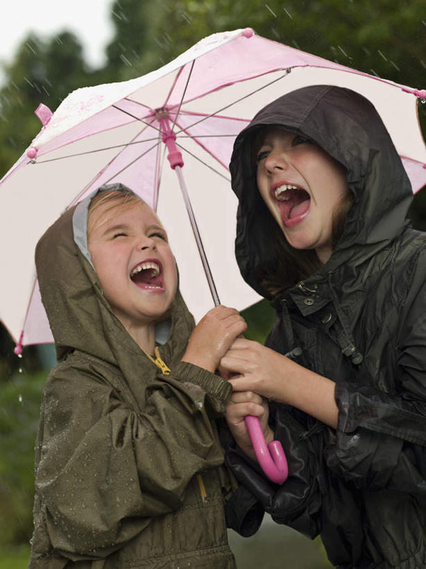 西方人,儿童,两个人,家庭,站,笑,微笑,露齿笑,竖图,室外,白天,正面,纯洁,树林,植物,欧洲,欧洲人,一把,握,阴影,朦胧,模糊,光线,伞,影子,雨伞,拿,拿着,阳伞,相视,树,树木,小孩,粉色,绿色,黑色,阳光,自然,站着,张嘴,温暖,温馨,一家人,面对面,可爱,童年,童趣,握着,生长,成长,对视,保暖,细雨,和睦,互视,防寒,御寒,雨衣,相对,张大嘴巴,童真,透气,烂漫,无邪,防水,相看,冲锋服,冲锋衣,防潮,户外用品,天真,女孩,女人,女性,白种人,孩子,小雨,张开嘴,站立,半身,彩图,融洽,女生