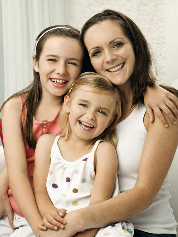 西方人,儿童,中年人,三个人,家庭,母亲,女儿,坐,抱,笑,微笑,露齿笑,竖图,室内,白天,正面,纯洁,窗户,窗帘,欧洲,欧洲人,阴影,服装,装饰,反射,影子,注视,休闲装,玻璃窗,小孩,衣服,粉色,帘子,观察,看,休闲,温暖,温馨,母女,一家人,休闲服,遮阳,可爱,母爱,童年,童趣,服饰,抱着,观看,华丽,修饰,点缀,和睦,察看,搂着,关注,童真,烂漫,无邪,衬托,美观,雅致,雅观,天真,女孩,女人,女性,中年女性,白种人,孩子,怀抱,搂,搂抱,相抱,拥抱,坐着,半身,彩图,融洽,女生