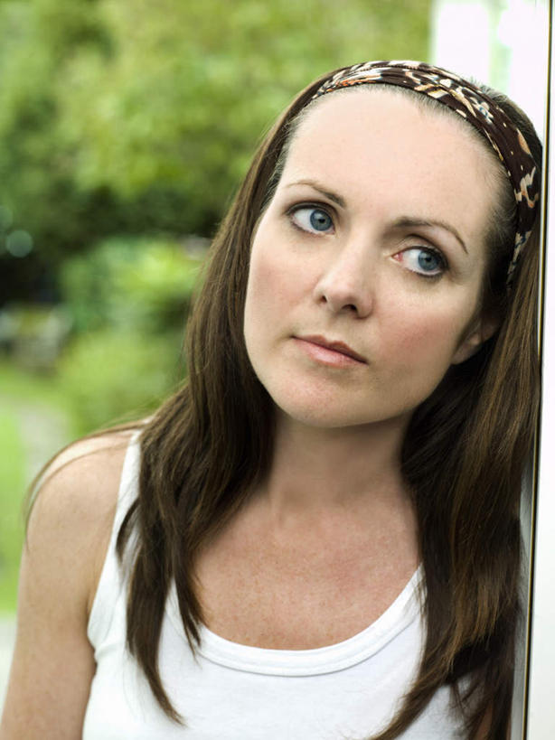 西方人,脸,头,脸颊,头发,一个人,站,竖图,室外,特写,白天,正面,树林,植物,欧洲,欧洲人,仅一个女性,仅一个人,阴影,服装,朦胧,模糊,装饰,光线,头饰,影子,棕色,注视,休闲装,肩膀,树,树木,一个,衣服,绿色,白色,阳光,自然,发箍,发饰,饰品,观察,看,靠,靠着,倚靠,站着,仅一个中年女性,休闲,休闲服,服饰,生长,单个,成长,头箍,观看,华丽,修饰,点缀,察看,倚着,关注,发卡,配饰,衬托,美观,雅致,雅观,女人,女性,中年女性,白种人,头部,长发,直发,脸部,脸蛋,面部,站立,半身,彩图