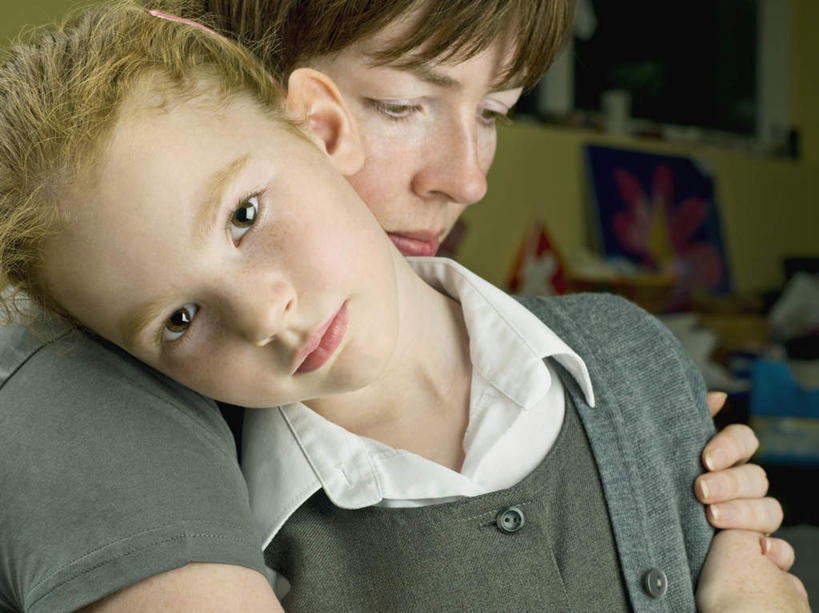 西方人,儿童,中年人,脸,头,脸颊,头发,家庭,母亲,女儿,站,抱,横图,室内,特写,白天,正面,纯洁,欧洲,欧洲人,阴影,服装,反射,影子,墙,注视,休闲装,肩膀,墙壁,墙面,小孩,衣服,灰色,观察,看,靠,靠着,倚靠,站着,休闲,温暖,温馨,母女,一家人,休闲服,金色,可爱,母爱,童年,童趣,服饰,抱着,观看,和睦,察看,搂着,倚着,关注,童真,烂漫,无邪,天真,女孩,女人,女性,中年女性,白种人,孩子,头部,长发,直发,脸部,脸蛋,面部,怀抱,搂,搂抱,相抱,拥抱,站立,半身,彩图,融洽,女生