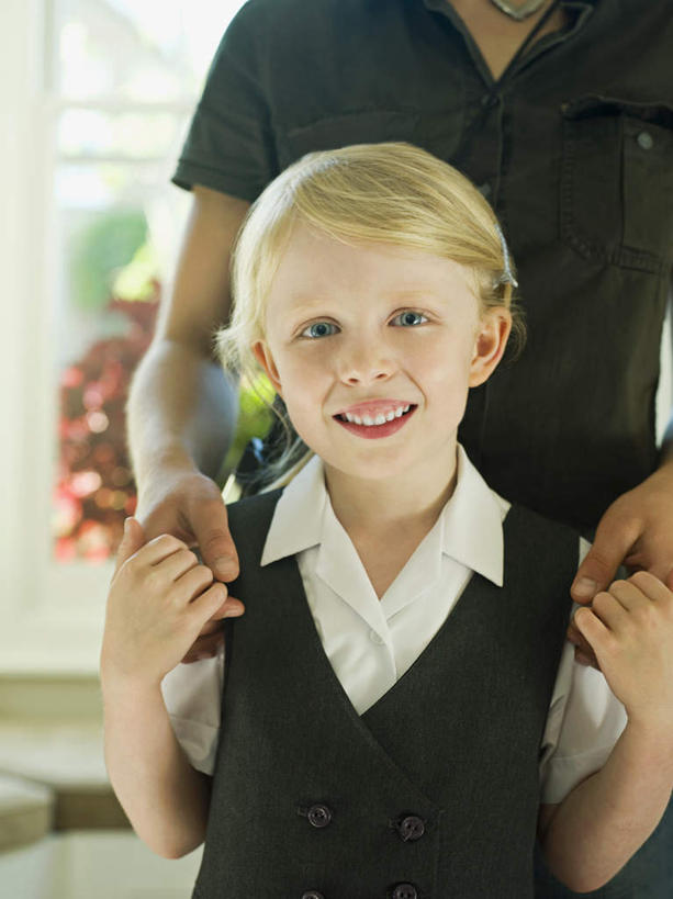 西方人,儿童,中年人,两个人,家庭,母亲,女儿,站,握手,笑,微笑,露齿笑,竖图,室内,白天,正面,制服,纯洁,窗户,欧洲,欧洲人,阴影,服装,反射,影子,注视,休闲装,玻璃窗,小孩,衣服,观察,看,站着,休闲,温暖,温馨,母女,一家人,校服,休闲服,可爱,母爱,童年,童趣,服饰,观看,和睦,察看,关注,童真,烂漫,无邪,学生服,天真,女孩,女人,女性,中年女性,白种人,孩子,搀手,拉手,手搀手,手拉手,手牵手,手握手,站立,半身,彩图,融洽,女生