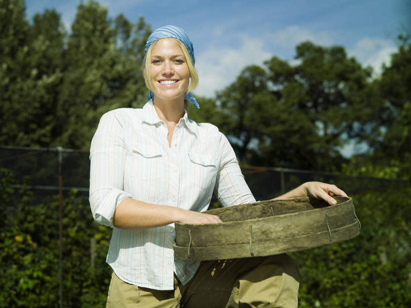 西方人,一个人,站,笑,微笑,露齿笑,横图,室外,白天,仰视,植物,欧洲,欧洲人,仅一个年轻女性,仅一个女性,仅一个人,握,阴影,服装,光线,滤器,头巾,影子,勺子,云,云朵,拿,云彩,拿着,注视,休闲装,树,树木,衣服,蓝色,绿色,白云,蓝天,天空,阳光,自然,天,观察,看,站着,休闲,休闲服,握着,服饰,生长,晴朗,成长,观看,察看,关注,漏勺,年轻女性,女人,女性,白种人,晴空,站立,半身,彩图,低角度拍摄