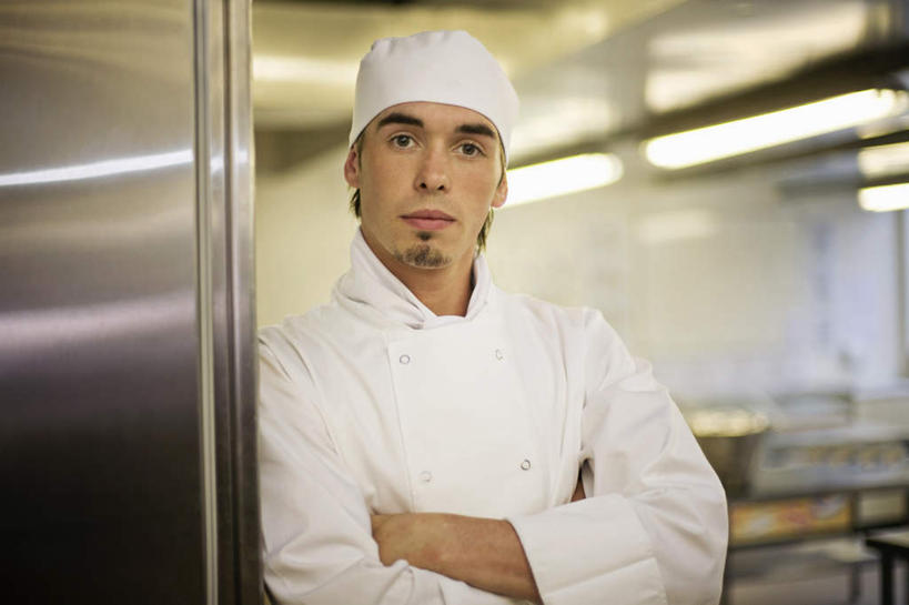 西方人,一个人,厨师,站,双手交叉,横图,室内,白天,正面,工作服,制服,厨房,帽子,照明,欧洲,欧洲人,仅一个男性,仅一个人,阴影,朦胧,模糊,光线,影子,墙,灯光,注视,顶灯,墙壁,墙面,灯,仅一个年轻男性,灯具,观察,看,靠,靠着,站着,观看,照亮,察看,双手抱胸,照明设备,关注,厨师帽,工作制服,男人,男性,年轻男性,白种人,厨师长,厨子,大厨,主厨,站立,半身,彩图,工作套服,灶间