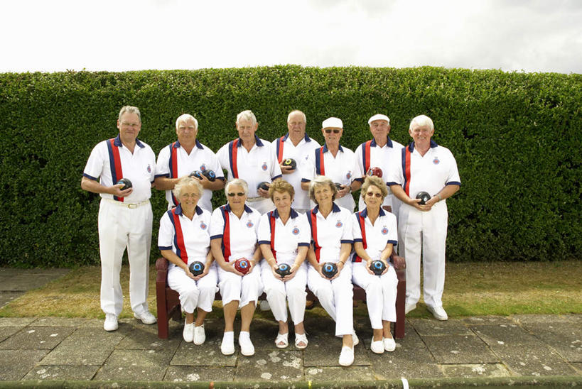 西方人,伙伴,朋友,站,坐,横图,室外,白天,正面,运动服,锻炼,友谊,运动,保龄球,植物,欧洲,欧洲人,握,服装,环保,云,云朵,防护,许多人,速度,拿,云彩,拿着,注视,娱乐,运动器械,球,树,树木,衣服,蓝色,绿色,白云,蓝天,天空,自然,天,观察,看,站着,一群人,健身器械,力量,平衡,握着,服饰,生长,晴朗,成长,观看,技巧,协调,察看,衣着,穿着,关注,美好,美妙,间隔,健身器材,灵敏,柔韧,趣味,美观,雅观,耐力,抗争,指孔,衣饰,绿篱,生篱,树篱,植篱,体育,友情,地滚球,老年男性,老年女性,男人,男性,女人,女性,白种人,晴空,站立,坐着,彩图,全身,健身,运动器材,运动装