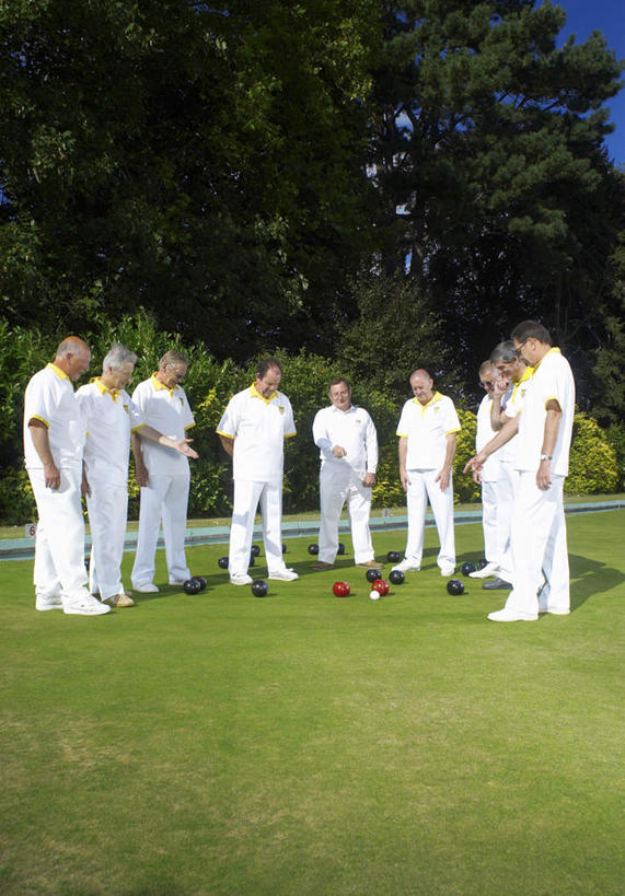 西方人,伙伴,朋友,站,竖图,室外,白天,正面,运动服,锻炼,友谊,运动,保龄球,草地,草坪,树林,植物,欧洲,欧洲人,一排,阴影,服装,整齐,光线,影子,云,云朵,许多人,速度,云彩,注视,娱乐,运动器械,球,草,树,树木,排列,衣服,蓝色,绿色,白云,蓝天,天空,阳光,自然,天,观察,看,站着,一群人,健身器械,力量,平衡,服饰,生长,晴朗,成长,观看,技巧,协调,察看,衣着,穿着,队列,关注,健身器材,灵敏,柔韧,趣味,耐力,抗争,指孔,衣饰,体育,友情,地滚球,老年男性,男人,男性,白种人,晴空,站立,彩图,全身,健身,运动器材,运动装