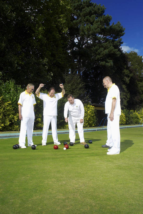 西方人,四个人,站,举,竖图,室外,白天,正面,运动服,锻炼,旅游,度假,运动,保龄球,草地,草坪,树林,植物,欧洲,欧洲人,一排,服装,整齐,云,云朵,速度,云彩,注视,娱乐,运动器械,球,草,树,树木,排列,衣服,蓝色,绿色,白云,蓝天,天空,自然,天,观察,看,托,站着,享受,休闲,健身器械,放松,力量,平衡,服饰,生长,晴朗,成长,观看,技巧,协调,察看,衣着,穿着,队列,关注,室外运动,健身器材,户外运动,灵敏,柔韧,趣味,耐力,抗争,指孔,衣饰,体育,地滚球,老年男性,男人,男性,白种人,晴空,举起,举手,举着,向上举,向上伸,向上托,站立,彩图,全身,健身,运动器材,运动装