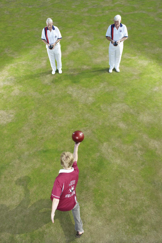 西方人,三个人,伙伴,朋友,站,伸展双臂,竖图,俯视,室外,白天,运动服,锻炼,旅游,度假,友谊,运动,保龄球,草地,草坪,植物,欧洲,欧洲人,握,服装,速度,拿,拿着,注视,娱乐,运动器械,球,草,衣服,绿色,观察,看,站着,享受,休闲,健身器械,放松,力量,平衡,握着,服饰,观看,技巧,协调,察看,衣着,穿着,关注,室外运动,健身器材,户外运动,灵敏,柔韧,趣味,耐力,抗争,指孔,衣饰,体育,友情,地滚球,老年男性,男人,男性,年轻男性,白种人,敞开双臂,伸开双臂,展开双肩,站立,张开手臂,张开双臂,彩图,高角度拍摄,全身,健身,运动器材,运动装