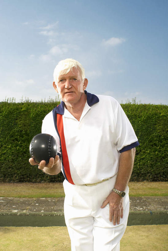 西方人,一个人,站,竖图,室外,白天,正面,运动服,锻炼,旅游,度假,运动,保龄球,植物,欧洲,欧洲人,仅一个男性,仅一个人,握,服装,环保,云,云朵,防护,速度,拿,云彩,拿着,注视,娱乐,运动器械,球,树,树木,衣服,蓝色,绿色,白云,蓝天,天空,自然,天,观察,看,站着,仅一个老年男性,享受,休闲,健身器械,放松,力量,平衡,握着,服饰,生长,晴朗,成长,观看,技巧,协调,察看,衣着,穿着,关注,美好,美妙,室外运动,间隔,健身器材,户外运动,灵敏,柔韧,趣味,美观,雅观,耐力,抗争,指孔,衣饰,绿篱,生篱,树篱,植篱,体育,地滚球,老年男性,男人,男性,白种人,晴空,站立,半身,彩图,健身,运动器材,运动装