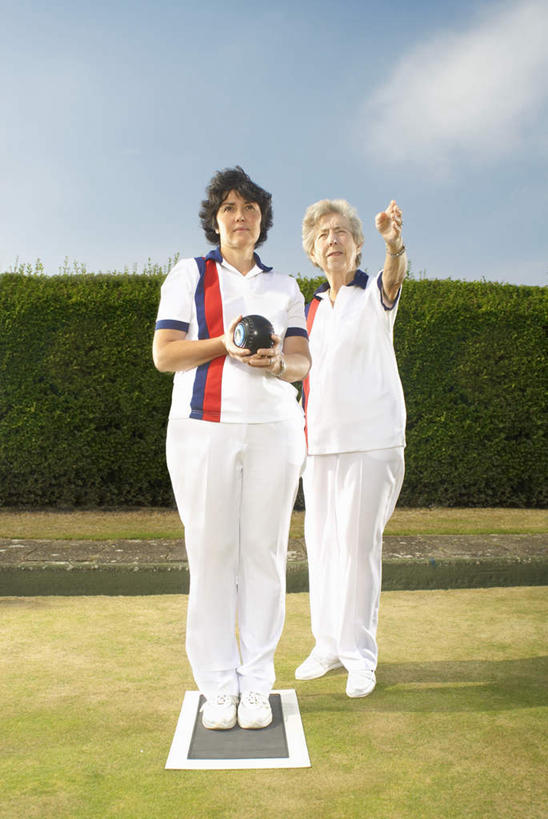 西方人,两个人,站,说,竖图,室外,白天,正面,运动服,锻炼,旅游,度假,讨论,运动,保龄球,植物,欧洲,欧洲人,握,指,服装,环保,云,云朵,防护,速度,拿,云彩,拿着,注视,方向,娱乐,运动器械,球,树,树木,衣服,蓝色,绿色,白云,蓝天,天空,自然,天,观察,看,手势,站着,享受,休闲,健身器械,放松,力量,平衡,握着,服饰,生长,晴朗,成长,观看,技巧,协调,察看,指向,衣着,食指,穿着,关注,美好,美妙,室外运动,间隔,健身器材,户外运动,灵敏,柔韧,趣味,美观,雅观,耐力,抗争,指孔,衣饰,绿篱,生篱,树篱,植篱,交流,体育,地滚球,老年女性,女人,女性,白种人,晴空,沟通,讲话,交谈,商讨,说话,谈话,站立,彩图,全身,健身,运动器材,运动装