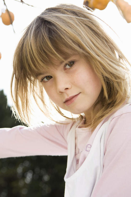 西方人,儿童,脸,头,脸颊,一个人,站,竖图,室外,特写,白天,侧面,纯洁,草地,草坪,树林,植物,叶子,欧洲,欧洲人,仅一个女性,仅一个人,服装,朦胧,模糊,枯叶,落叶,注视,休闲装,肩膀,草,树,树木,小孩,衣服,蓝色,绿色,蓝天,天空,自然,天,扶,观察,看,站着,仅一个小孩,休闲,休闲服,金色,可爱,童年,童趣,服饰,生长,晴朗,成长,观看,察看,扶着,关注,童真,烂漫,无邪,万里无云,天真,女孩,女人,女性,白种人,孩子,头部,直发,脸部,脸蛋,面部,叶,叶片,晴空,晴空万里,站立,半身,彩图,短发,女生