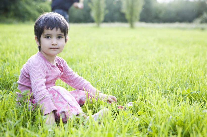 西方人,儿童,一个人,坐,横图,室外,白天,侧面,纯洁,草地,草坪,树林,植物,欧洲,欧洲人,仅一个女性,仅一个人,服装,注视,休闲装,草,树,树木,小孩,衣服,绿色,自然,观察,看,仅一个小孩,休闲,休闲服,可爱,童年,童趣,服饰,生长,成长,观看,察看,关注,童真,烂漫,无邪,天真,女孩,女人,女性,白种人,孩子,坐着,彩图,全身,女生