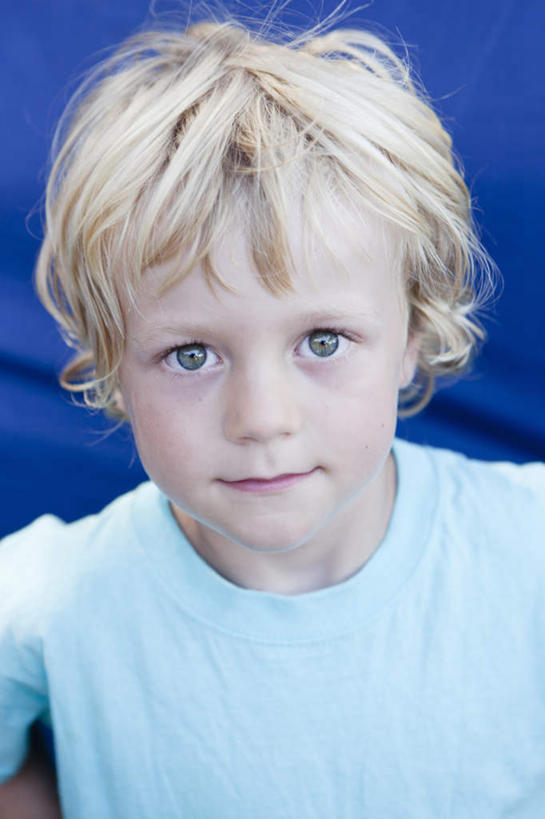 西方人,儿童,脸,头,脸颊,胸,一个人,竖图,室外,特写,白天,正面,纯洁,欧洲,欧洲人,仅一个男性,仅一个人,服装,注视,休闲装,肩膀,小孩,衣服,观察,看,仅一个小孩,休闲,休闲服,金色,可爱,童年,童趣,服饰,观看,察看,关注,童真,烂漫,无邪,天真,男孩,男人,男性,白种人,孩子,头部,胸部,卷发,脸部,脸蛋,面部,半身,彩图,短发,男生
