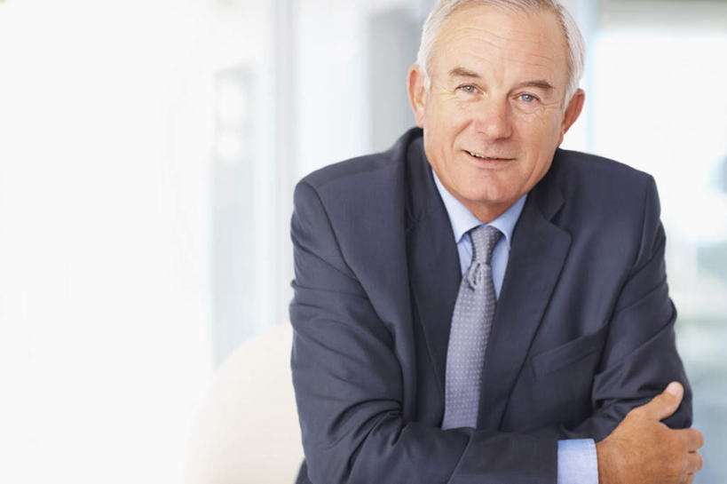 西方人,一个人,商务人士,商务男性,坐,笑,微笑,横图,室内,白天,正面,衬衫,窗户,落地窗,欧洲,欧洲人,仅一个男性,仅一个人,套装,朦胧,模糊,注视,玻璃窗,观察,看,仅一个老年男性,搭,观看,察看,搭着,关注,商务装,工薪阶层,老年男性,男人,男性,白种人,白领,上班族,坐着,半身,彩图,衬衣