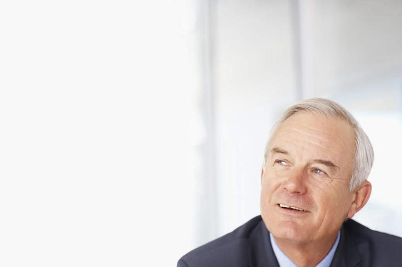 西方人,脸,头,脸颊,头发,一个人,商务人士,商务男性,笑,微笑,横图,室内,特写,白天,正面,衬衫,窗户,落地窗,欧洲,欧洲人,仅一个男性,仅一个人,套装,朦胧,模糊,注视,肩膀,玻璃窗,灰色,观察,看,仅一个老年男性,观看,察看,关注,商务装,工薪阶层,老年男性,男人,男性,白种人,头部,直发,脸部,脸蛋,面部,白领,上班族,抬头,仰头,半身,彩图,衬衣,短发