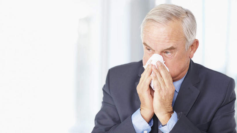 西方人,脸,头,脸颊,手,头发,一个人,商务人士,商务男性,坐,横图,室内,特写,白天,正面,衬衫,窗户,落地窗,生活用品,欧洲,欧洲人,双手,仅一个男性,仅一个人,一张,握,套装,朦胧,模糊,纸,拿,拿着,注视,肩膀,玻璃窗,灰色,纸巾,日用品,观察,看,仅一个老年男性,手部,握着,卫生纸,观看,察看,关注,商务装,工薪阶层,生活用纸,老年男性,男人,男性,白种人,头部,直发,脸部,脸蛋,面部,白领,上班族,坐着,半身,彩图,衬衣,短发