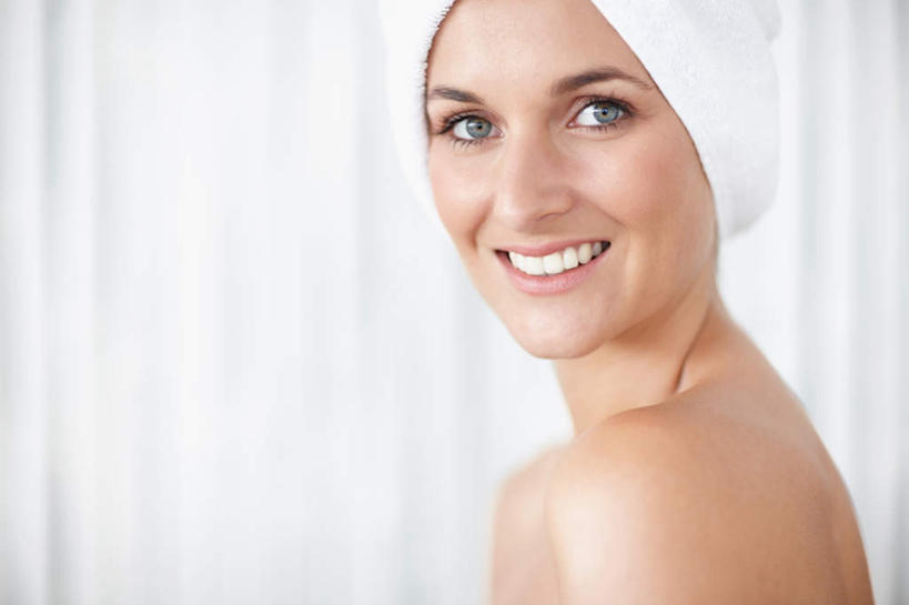 西方人,脸,头,脸颊,一个人,站,笑,微笑,露齿笑,横图,室内,特写,白天,侧面,窗帘,欧洲,欧洲人,仅一个女性,仅一个人,一条,朦胧,模糊,装饰,纺织物,扭头,注视,肩膀,白色,帘子,毛巾,观察,看,清洁,站着,转头,仅一个中年女性,遮阳,观看,保暖,华丽,修饰,点缀,察看,关注,透气,防水,衬托,美观,雅致,雅观,储水,耐磨,吸水,女人,女性,中年女性,白种人,头部,脸部,脸蛋,面部,站立,半身,彩图