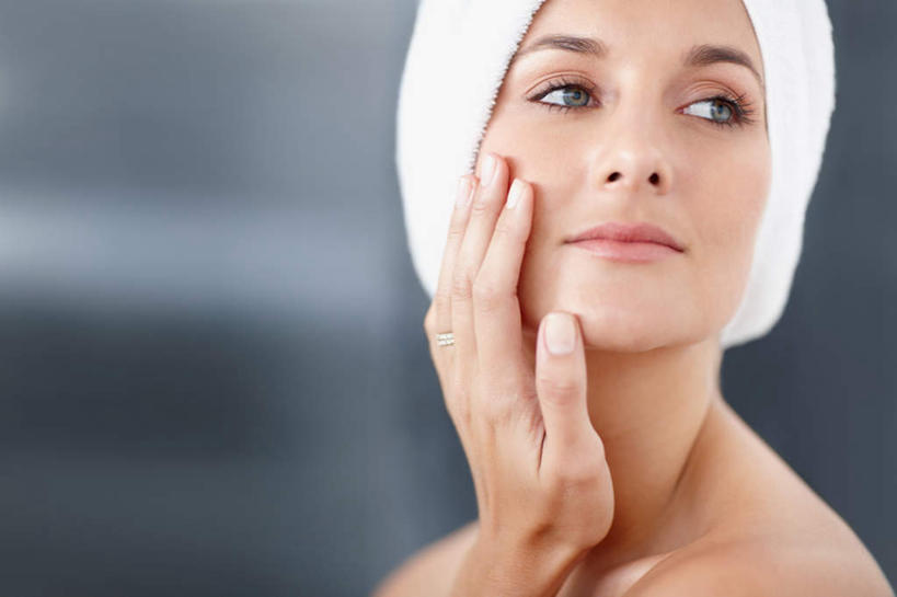 西方人,脸,头,脸颊,手,一个人,站,笑,摸,微笑,横图,室内,特写,白天,正面,欧洲,欧洲人,仅一个女性,仅一个人,一条,抚摸,朦胧,模糊,纺织物,扭头,注视,肩膀,白色,毛巾,观察,看,清洁,站着,转头,仅一个中年女性,手部,观看,保暖,单手,察看,关注,透气,防水,储水,耐磨,吸水,女人,女性,中年女性,白种人,头部,脸部,脸蛋,面部,触摸,接触,抬头,仰头,站立,半身,彩图