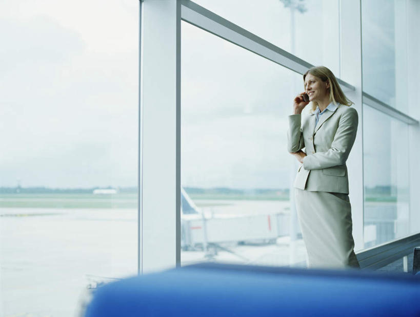 西方人,一个人,商务人士,商务女性,机场,站,打电话,横图,室内,白天,正面,窗户,落地窗,飞机,飞机场,电话,手机,椅子,欧洲,欧洲人,仅一个女性,仅一个人,握,套装,交通,拿,拿着,注视,通讯设备,航空,候机厅,玻璃窗,蓝色,停机坪,交通工具,观察,看,站着,仅一个中年女性,金色,握着,运输,观看,察看,客机,关注,载具,候机室,商务装,工薪阶层,排椅,待机室,交流,女人,女性,中年女性,白种人,长发,白领,上班族,航空站,空港,沟通,通话,站立,半身,彩图