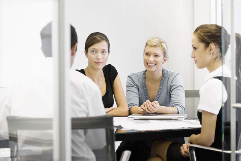 西方人,背部,四个人,同事,商务人士,商务男性,商务女性,办公室,会议室,坐,笑,说,微笑,露齿笑,横图,室内,白天,正面,衬衫,讨论,成功,合作,团队,集体,信心,门,桌子,椅子,玻璃,欧洲,欧洲人,套装,开会,会议,材料,档案,文件,纸,办公桌,墙,注视,队伍,墙壁,墙面,玻璃制品,会议椅,手稿,资料,门框,观察,看,观看,办公椅,证明,察看,领导,成就,关注,文档,商务装,合伙,领袖,工薪阶层,商务椅,培训椅,交流,男人,男性,年轻女性,女人,女性,中年男性,白种人,白领,上班族,沟通,讲话,交谈,商讨,说话,谈话,坐着,半身,彩图,衬衣