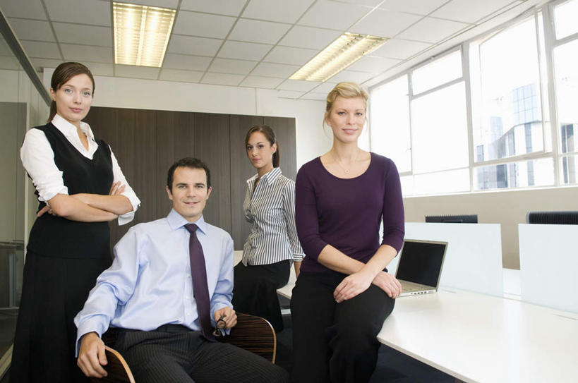 西方人,四个人,同事,商务人士,商务男性,商务女性,办公室,会议室,站,坐,笑,双手交叉,微笑,横图,室内,白天,正面,衬衫,成功,合作,团队,集体,信心,窗户,天花板,桌子,椅子,欧洲,欧洲人,套装,办公桌,墙,注视,队伍,玻璃窗,墙壁,墙面,会议椅,观察,看,站着,观看,办公椅,察看,领导,双手抱胸,成就,关注,商务装,合伙,领袖,工薪阶层,商务椅,培训椅,男人,男性,年轻女性,女人,女性,中年男性,白种人,白领,上班族,站立,坐着,半身,彩图,衬衣