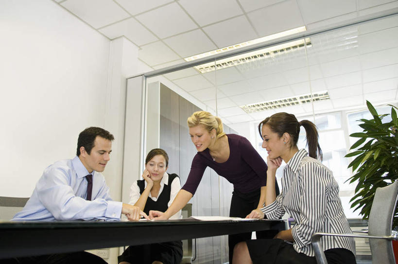 西方人,四个人,同事,商务人士,商务男性,商务女性,办公室,会议室,站,坐,笑,说,微笑,横图,室内,白天,正面,衬衫,讨论,成功,合作,团队,集体,信心,植物,窗户,天花板,桌子,椅子,欧洲,欧洲人,撑,弯腰,套装,开会,会议,材料,档案,盆栽,文件,纸,办公桌,墙,盆景,托腮,注视,队伍,玻璃窗,墙壁,墙面,绿色,自然,会议椅,手稿,资料,观察,看,托,站着,生长,成长,观看,办公椅,证明,察看,领导,成就,关注,托下巴,文档,商务装,合伙,领袖,工薪阶层,弯身,商务椅,培训椅,交流,男人,男性,年轻女性,女人,女性,中年男性,白种人,白领,上班族,沟通,讲话,交谈,商讨,说话,谈话,站立,坐着,半身,彩图,衬衣