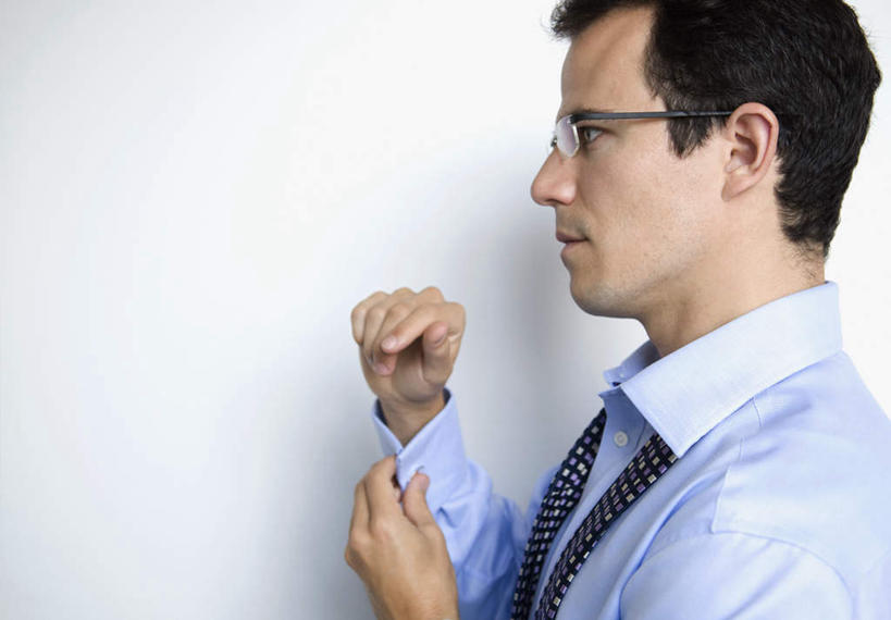 西方人,一个人,商务人士,商务男性,站,横图,室内,白天,侧面,衬衫,欧洲,欧洲人,仅一个男性,仅一个人,仅一个中年男性,握,阴影,套装,反射,眼镜,影子,墙,领带,拿,拿着,注视,穿,墙壁,墙面,观察,看,站着,握着,观看,整理,察看,象征,庄重,关注,商务装,身份,近视眼镜,工薪阶层,正式,地位,男人,男性,中年男性,白种人,白领,上班族,站立,半身,彩图,衬衣