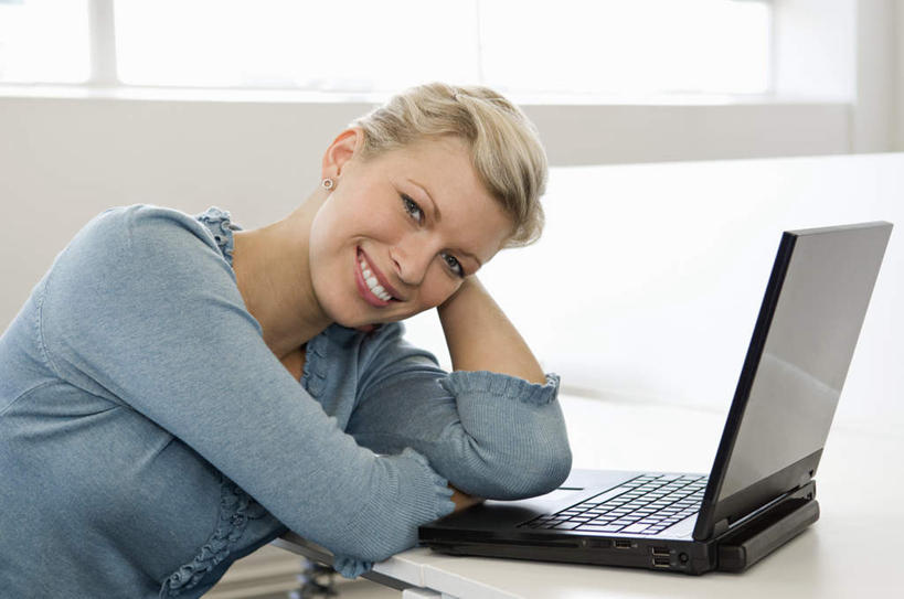 西方人,头发,一个人,商务人士,商务女性,办公室,坐,笑,微笑,露齿笑,横图,室内,白天,侧面,电脑,笔记本电脑,窗户,家具,桌子,欧洲,欧洲人,仅一个年轻女性,仅一个女性,仅一个人,撑,套装,网络,办公桌,托腮,注视,通讯设备,玻璃窗,蓝色,观察,看,托,金色,观看,察看,无线,关注,托下巴,通信设备,商务装,无线网络,无线上网,便携式电脑,工薪阶层,办公家具,手提电脑,年轻女性,女人,女性,白种人,白领,上班族,坐着,半身,彩图