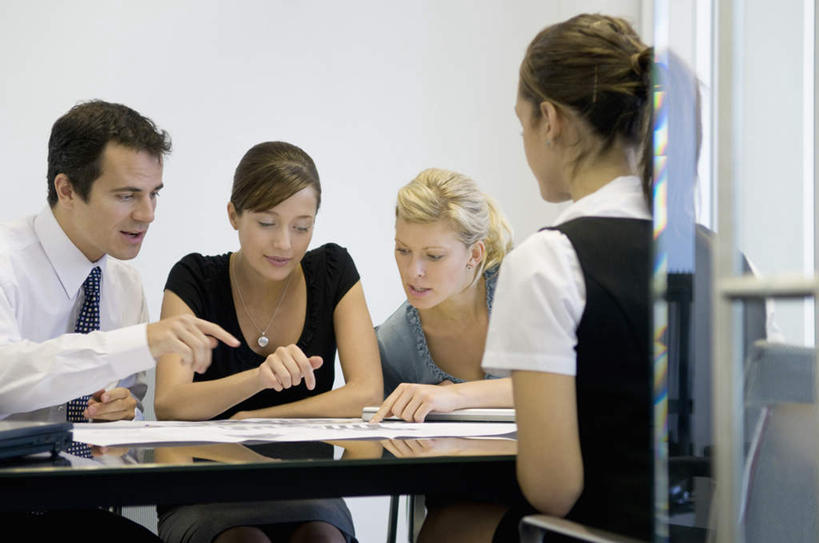 西方人,背部,四个人,同事,商务人士,商务男性,商务女性,坐,笑,说,微笑,露齿笑,横图,室内,白天,正面,衬衫,讨论,成功,合作,团队,集体,信心,门,桌面,桌子,椅子,欧洲,欧洲人,套装,开会,会议,材料,档案,文件,纸,办公桌,墙,注视,队伍,墙壁,墙面,把手,会议椅,门把手,手稿,资料,门框,观察,看,观看,门把,办公椅,证明,察看,领导,成就,关注,文档,商务装,合伙,领袖,工薪阶层,商务椅,培训椅,交流,男人,男性,年轻女性,女人,女性,中年男性,白种人,白领,上班族,沟通,讲话,交谈,拉手,商讨,说话,谈话,坐着,半身,彩图,衬衣