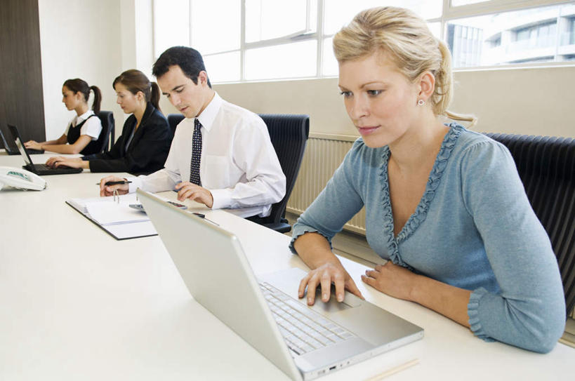 西方人,四个人,同事,商务人士,商务男性,商务女性,办公室,会议室,坐,横图,室内,白天,正面,衬衫,成功,合作,团队,集体,信心,电脑,笔记本电脑,窗户,桌子,椅子,欧洲,欧洲人,敲打,套装,工作,网络,材料,档案,文件,办公桌,墙,注视,输入,通讯设备,队伍,玻璃窗,墙壁,墙面,会议椅,资料,打字,观察,看,观看,点击,敲击,办公椅,察看,无线,领导,成就,关注,文档,通信设备,商务装,无线网络,合伙,领袖,无线上网,便携式电脑,工薪阶层,商务椅,培训椅,按键,手提电脑,男人,男性,年轻女性,女人,女性,中年男性,白种人,白领,上班族,坐着,半身,彩图,衬衣