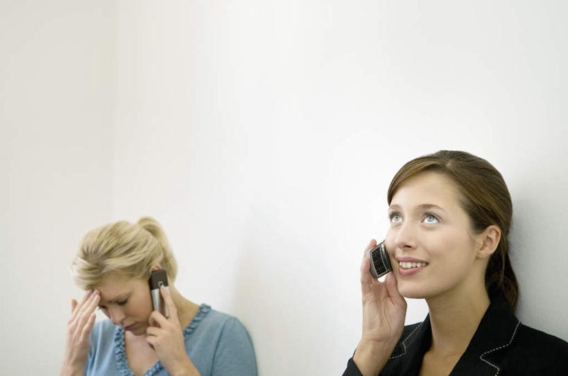 西方人,两个人,同事,商务人士,商务女性,办公室,站,笑,打电话,微笑,露齿笑,横图,室内,白天,正面,成功,合作,团队,集体,信心,电话,手机,欧洲,欧洲人,撑,握,套装,墙,拿,拿着,托腮,注视,通讯设备,队伍,墙壁,墙面,观察,看,靠,靠着,托,站着,握着,观看,察看,领导,成就,关注,托下巴,商务装,合伙,领袖,工薪阶层,交流,年轻女性,女人,女性,白种人,白领,上班族,沟通,通话,站立,半身,彩图