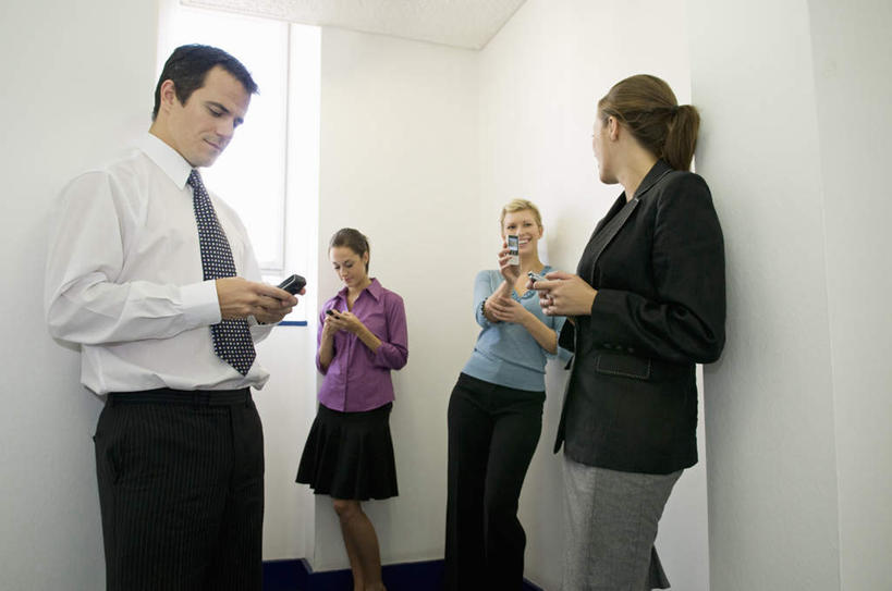 西方人,四个人,同事,商务人士,商务男性,商务女性,站,笑,打电话,微笑,横图,室内,白天,正面,衬衫,成功,合作,团队,集体,信心,窗户,电话,手机,欧洲,欧洲人,套装,墙,扭头,注视,通讯设备,队伍,玻璃窗,墙壁,墙面,观察,看,靠,靠着,站着,转头,观看,察看,领导,成就,关注,商务装,合伙,领袖,工薪阶层,交流,男人,男性,年轻女性,女人,女性,中年男性,白种人,白领,上班族,沟通,通话,站立,半身,彩图,衬衣