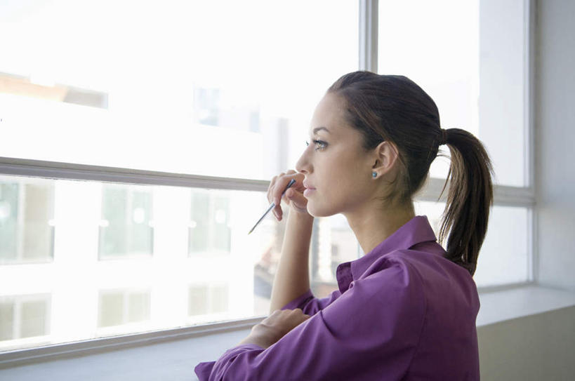 西方人,一个人,商务人士,商务女性,办公室,家,站,横图,室内,白天,侧面,窗户,欧洲,欧洲人,仅一个年轻女性,仅一个女性,仅一个人,握,阴影,套装,光线,笔,影子,房屋,屋子,办公用品,拿,拿着,注视,楼房,玻璃窗,窗台,住宅,文具,紫色,阳光,学习用品,观察,看,站着,辫子,握着,观看,文具用品,察看,关注,商务装,工薪阶层,年轻女性,女人,女性,白种人,白领,上班族,站立,半身,彩图,房子