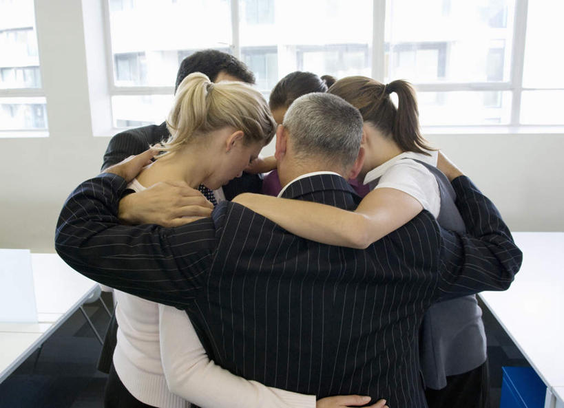 西方人,同事,商务人士,商务男性,商务女性,站,抱,横图,室外,白天,衬衫,成功,合作,团队,集体,信心,窗户,桌面,桌子,欧洲,欧洲人,五个人,套装,材料,档案,文件,纸,办公桌,许多人,注视,队伍,玻璃窗,背面,手稿,资料,低头,观察,看,站着,一群人,抱着,观看,证明,察看,领导,搂着,成就,关注,文档,商务装,合伙,领袖,工薪阶层,男人,男性,年轻男性,年轻女性,女人,女性,白种人,白领,上班族,搂,搂抱,站立,半身,彩图,衬衣