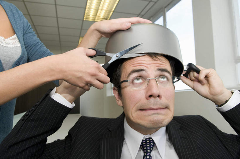 西方人,两个人,商务人士,商务男性,商务女性,站,坐,举,横图,室内,白天,正面,衬衫,烹饪,窗户,天花板,厨具,金属制品,照明,欧洲,欧洲人,握,修剪,套装,金属,工具,锅子,剪刀,眼镜,灯光,拿,拿着,注视,锅,顶灯,玻璃窗,灯,灯具,观察,看,托,站着,握着,锅具,观看,裁剪,担忧,照亮,察看,剪子,剪裁,切割,照明设备,忧虑,关注,商务装,近视眼镜,工薪阶层,烹饪用具,担心,男人,男性,年轻女性,女人,女性,中年男性,白种人,白领,上班族,烹调用具,举起,举手,举着,烹调,向上举,向上伸,向上托,站立,坐着,半身,彩图,衬衣