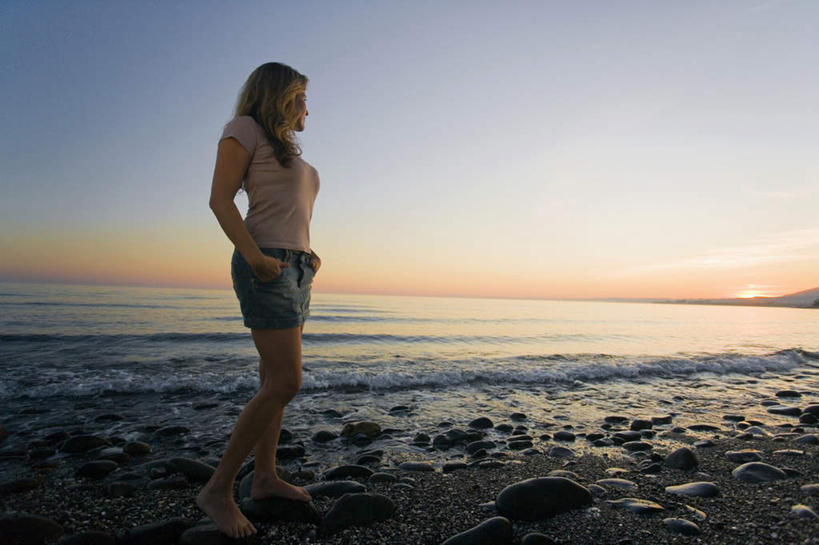 西方人,一个人,站,横图,室外,白天,正面,海浪,海洋,日落,沙滩,欧洲,欧洲人,仅一个女性,仅一个人,阴影,光线,沙子,影子,海岸,浪花,水平线,晚霞,霞光,落日,辽阔,海平线,沙地,注视,蓝色,蓝天,天空,阳光,海水,黄昏,天,观察,看,站着,仅一个中年女性,广阔,彩霞,晴朗,观看,一望无际,察看,双手插袋,关注,手插袋,海景,万里无云,双手抄兜,双手放兜,无边无际,一马平川,夕照,女人,女性,中年女性,白种人,大海,风浪,海,海水的波动,海滩,近岸浪,涌浪,晴空,晴空万里,夕阳,插兜,两手抄兜,两手放兜,手插兜,手放口袋,站立,彩图,全身,水天相接,水天一线,斜阳,手抄兜