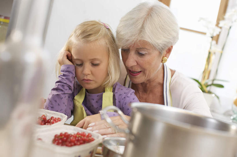 西方人,儿童,老年人,头发,两个人,家庭,祖母,坐,抱,横图,室内,白天,正面,烹饪,纯洁,厨房,窗户,桌面,桌子,浆果,厨具,水果,金属制品,欧洲,欧洲人,许多,撑,服装,生气,新鲜,金属,锅子,围裙,生食,食品,果实,托腮,注视,休闲装,锅,玻璃窗,食物,小孩,衣服,红色,紫色,白色,观察,看,托,休闲,温暖,温馨,一家人,休闲服,金色,可爱,童年,童趣,愤怒,服饰,有机食品,绿色食品,奶奶,锅具,抱着,观看,祖孙,恼怒,曼越桔,蔓越橘,小红莓,和睦,察看,愤慨,搂着,怒气,气愤,发怒,关注,怒火,托下巴,情绪,脾气,童真,烂漫,无邪,烹饪用具,外婆,外孙女,外祖母,酸莓,忿怒,怨恨,强烈,气忿,愤恨,肝火,激动,天真,老年女性,女孩,女人,女性,白种人,孩子,孙女,烹调用具,搂,搂抱,烹调,坐着,半身,彩图,灶间,厨房料理台,融洽,女生,料理台